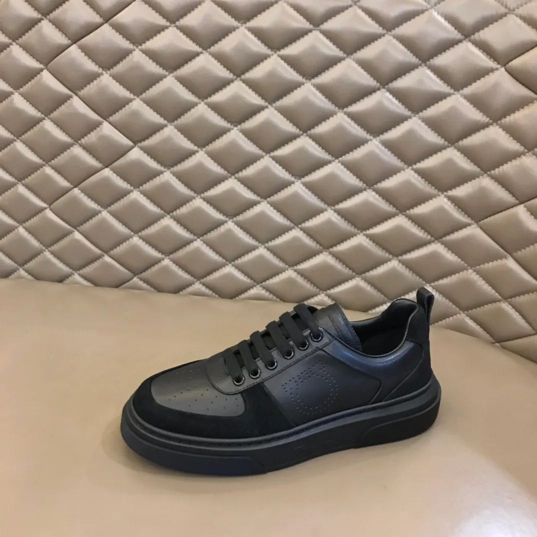 p420 "Salvatore Ferraga**" men's low-cut fashion sneakers. This casual shoe has a novel structure and is made of soft calfskin. The contrasting color elements on the upper highlight the bold and avant-garde atmosphere. The first-layer cowhide lining is high-end and comfortable. Energetic and fresh, these shoes can be worn with casual looks or add a touch of street style to elegant trousers.  Size: 38-44